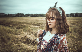 Красивая девушка азиатка в очках 