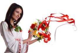 Красивая девушка украинка с венком в руках на белом фоне