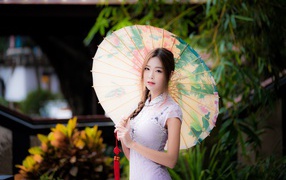 Красивая девушка азиатка в белом платье с зонтом