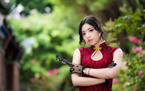 Красивая девушка азиатка с веером в руке