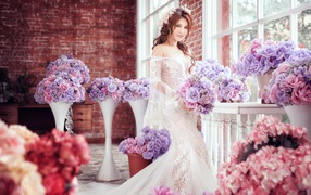 Красивая азиатка в свадебном платье с цветами