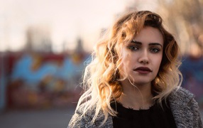 Красивая девушка блондинка в свете солнца