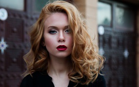 Красивая блондинка модель с голубыми глазами