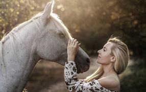 Красивая девушка блондинка с лошадью