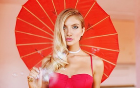 Красивая блондинка с красным зонтом