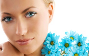 Красивая голубоглазая девушка с голубыми хризантемами на белом фоне