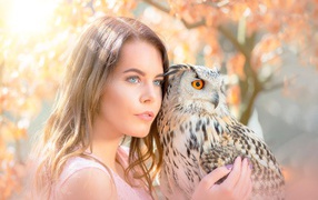 Красивая голубоглазая девушка с совой