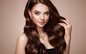 Красивая голубоглазая длинноволосая девушка шатенка с золотым украшением на шее 