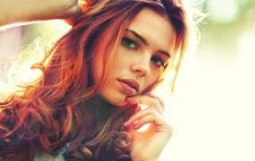 Красивая яркая рыжеволосая девушка с зелеными глазами