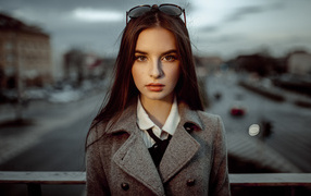 Красивая кареглазая шатенка с очками на голове