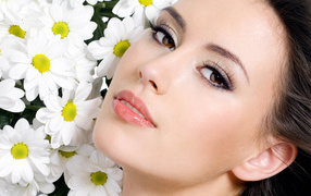 Красивая кареглазая девушка с белыми цветами хризантемы