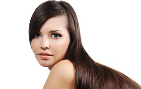 Красивая кареглазая длинноволосая девушка на белом фоне 