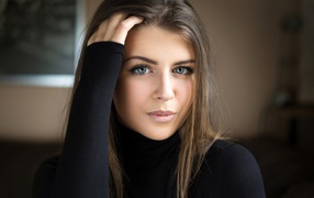 Красивая шатенка в черном свитере 