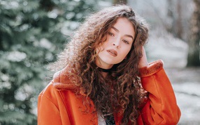 Красивая девушка шатенка в красной куртке