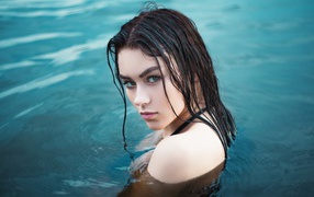 Красивая брюнетка в воде