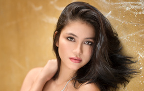 Красивая брюнетка на фоне стены 