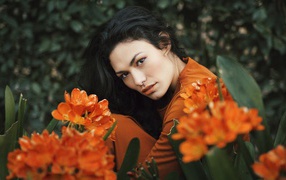 Красивая брюнетка с оранжевыми цветами