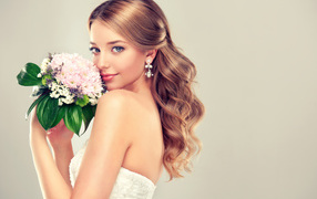 Красивая девушка невеста с букетом цветов на сером фоне