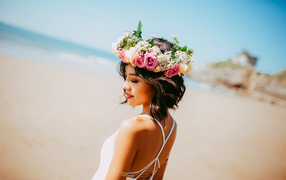 Красивая девушка невеста с венком на голове