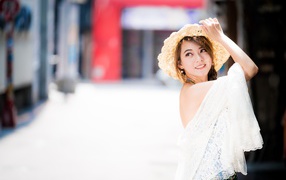 Красивая девушка в шляпке 