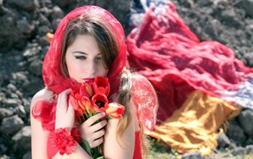 Красивая девушка в красной шали с букетом тюльпанов