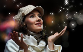 Красивая девушка в белой кепке