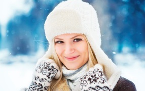 Красивая девушка в белой зимней шапке