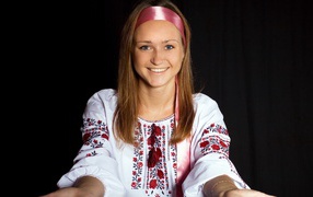 Красивая девушка в вышитой рубашке на черном фоне