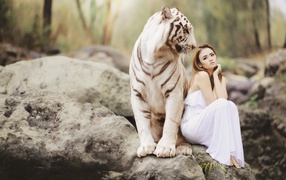 Красивая девушка в белом платье с белым тигром