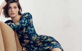 Красивая девушка модель в платье не сером фоне