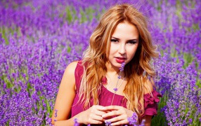 Красивая девушка на поле с лавандой