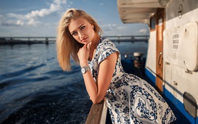 Красивая девушка с красивом летнем платье на теплоходе