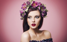 Красивая девушка с ярким макияжем с венком на голове