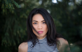 Красивая девушка с длинными черными волосами 