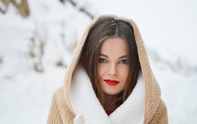 Красивая девушка с красными губами в теплой куртке зимой