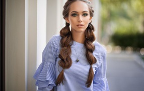 Красивая зеленоглазая девушка с косами