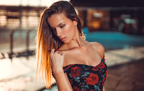 Красивая длинноволосая брюнетка в платье