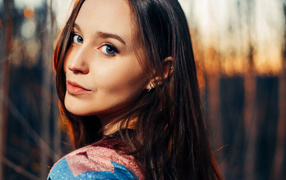 Красивая длинноволосая девушка с голубыми глазами