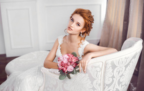 Красивая рыжеволосая девушка невеста с розовым букетом