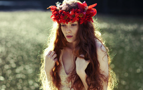 Красивая рыжеволосая девушка с венком на голове