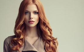 Красивая рыжеволосая девушка с голубыми глазами