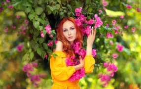 Красивая рыжеволосая девушка с розовыми цветами