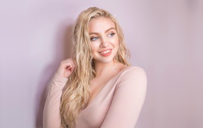 Красивая улыбающаяся девушка блондинка