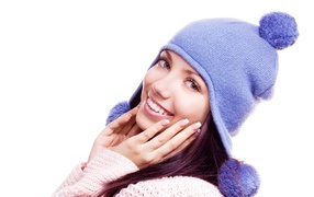 Красивая улыбающаяся девушка в фиолетовой шапке