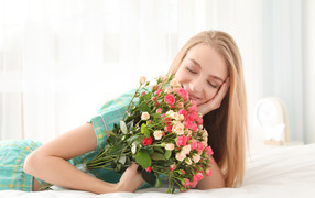 Красивая улыбающаяся девушка с букетом роз