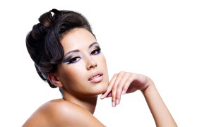 Красивая стильная брюнетка с прической на белом фоне