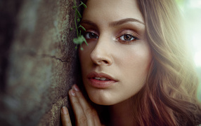 Красивая нежная шатенка у стены 