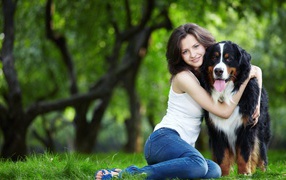 Красивая молодая девушка брюнетка обнимает собаку