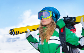 Красивая молодая девушка спортсменка сноубордистка