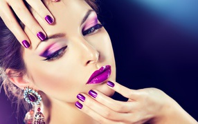 Красивая молодая девушка с фиолетовым макияжем